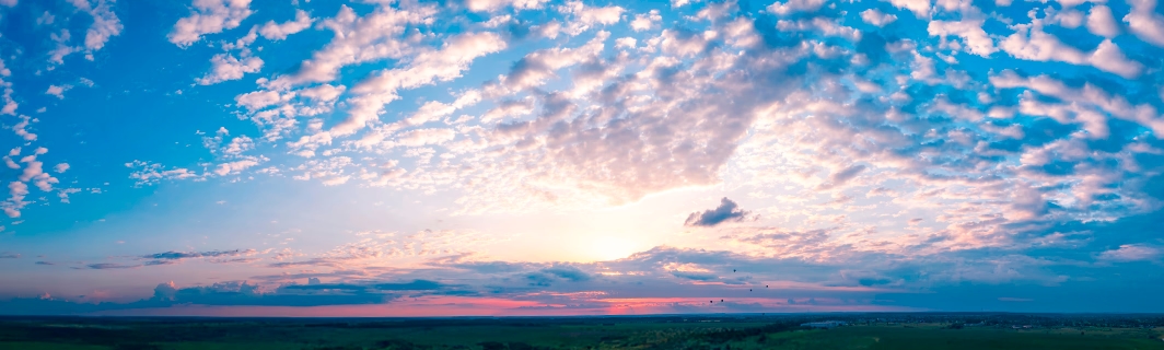 Heller Himmel am Horizont mit aufgelockerten Wolken, Sinnbild für Hoffnung, mentale Klarheit und positive spirituelle Führung